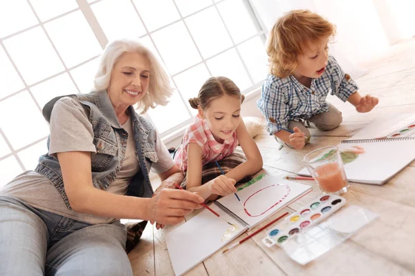 Bella famiglia felice pittura insieme — Foto Stock