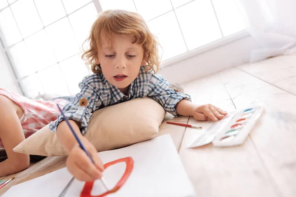 Симпатичный умелый мальчик рисует картину. — стоковое фото