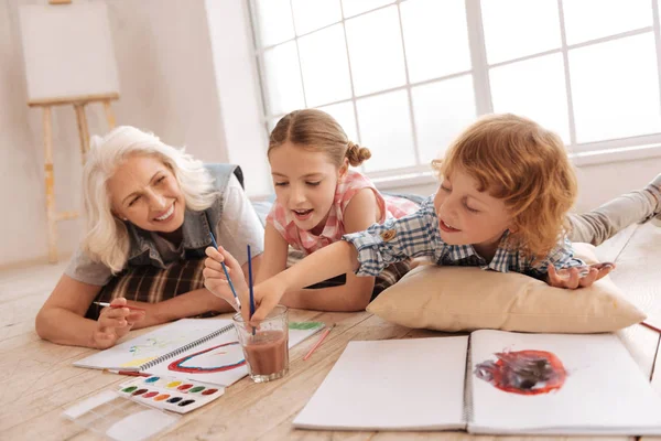 Felices niños encantados pintando juntos —  Fotos de Stock