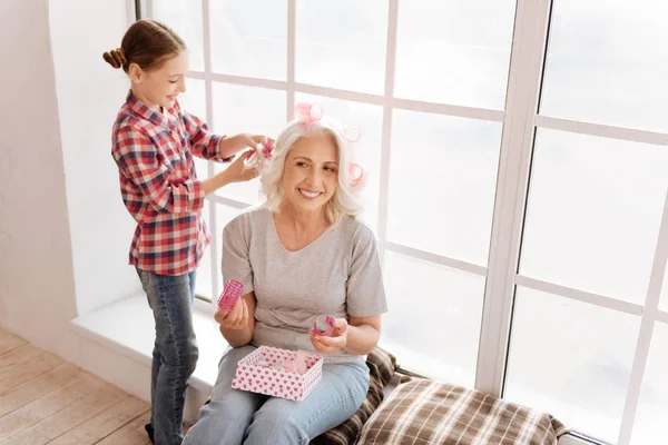 Menina alegre positivo usando rolos de cabelo — Fotografia de Stock