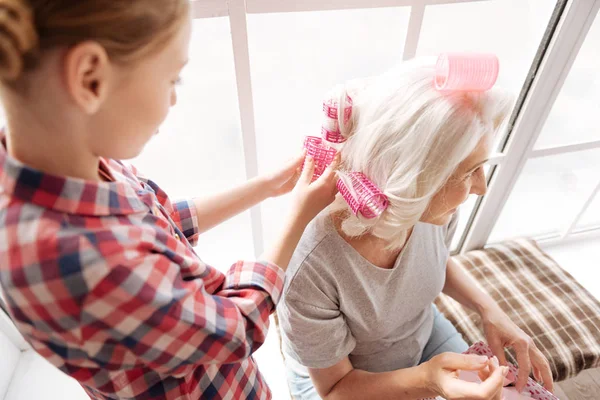 Menina hábil alegre fazendo um estilo de cabelo — Fotografia de Stock