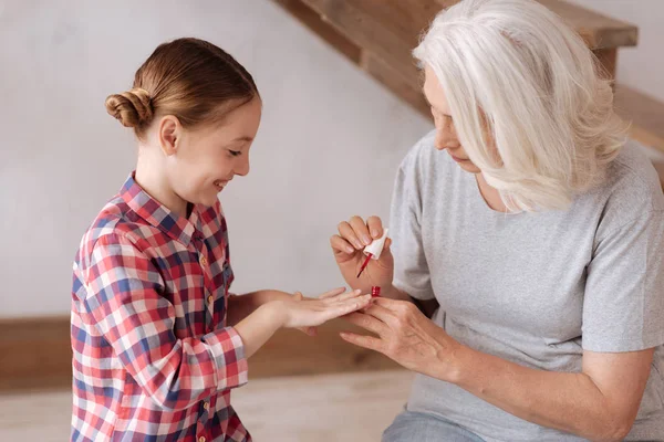 Nice trevlig kvinna som håller en Nagelborste lack — Stockfoto