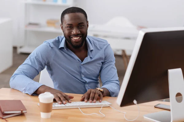 Positivo hombre encantado disfrutando de su trabajo —  Fotos de Stock