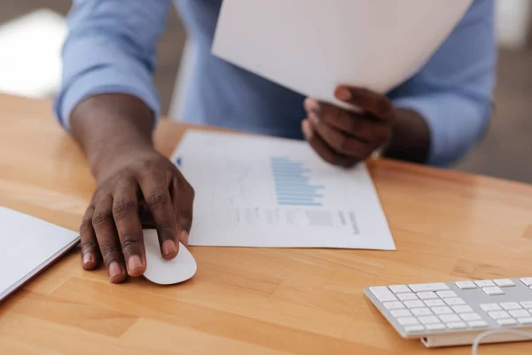 Trevlig Afro amerikansk man använder en datormus — Stockfoto