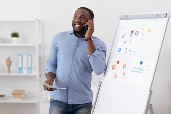 Vrolijke vrolijke man die tegenover het whiteboard — Stockfoto