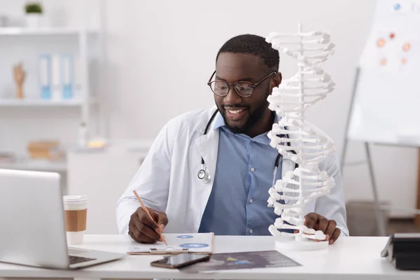 Cientista inteligente inteligente tomando notas — Fotografia de Stock