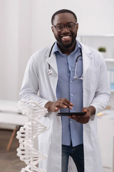 Alegre guapo médico disfrutando de su trabajo — Foto de Stock