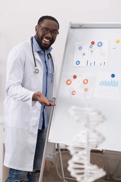 Cientista positivo feliz em pé perto do quadro branco — Fotografia de Stock