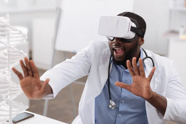 Netter professioneller Arzt mit den neuesten Technologien — Stockfoto