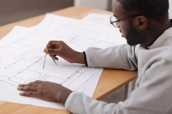 Ernstige slimme ingenieur een plan opstellen — Stockfoto