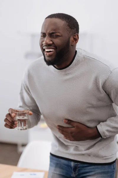 Triest ongelukkig man met een buikpijn — Stockfoto