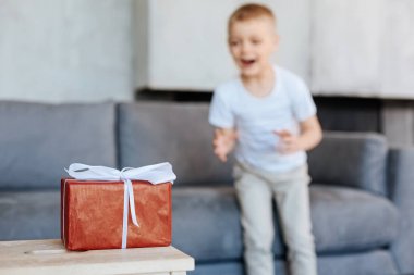 Küçük bir sürpriz alma komik tatlı çocuk