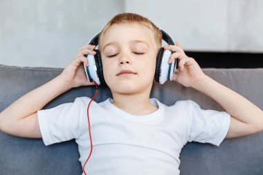 Bazı müzik eğlenceli karizmatik erkek