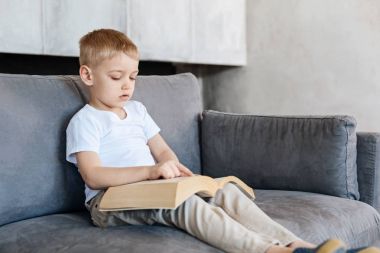 Zeki inanılmaz yaratıcı çocuk bir kitap okuma