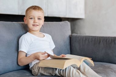 Akıllı canlı çocuk bir kitabın sayfaları çevirme