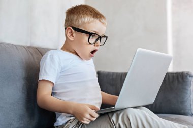 Şok görünen duygusal akıllı çocuk