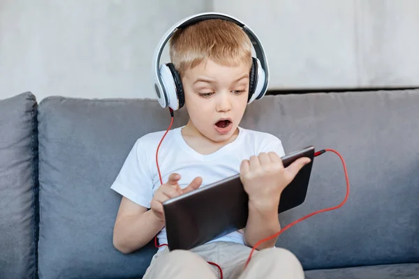 Opgewonden heldere jongen vinden iets interessants op het internet — Stockfoto