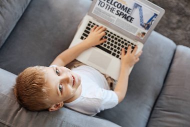 İlginç bilgi için online arama büyüleyici güzel çocuk