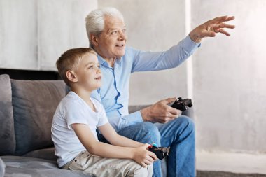 Cool adam ve torunu oyun hakkında konuşmak