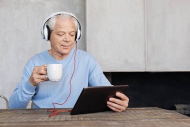 Onun hayatında modern teknolojilerinden yararlanan akıllı yakışıklı adam