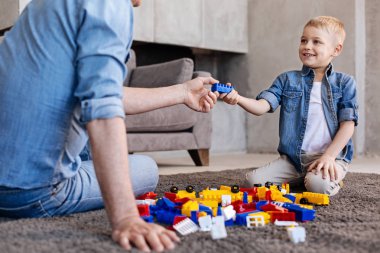 Büyükbaba ile yaratıcı bir oyun keyfi üretken akıllı çocuk