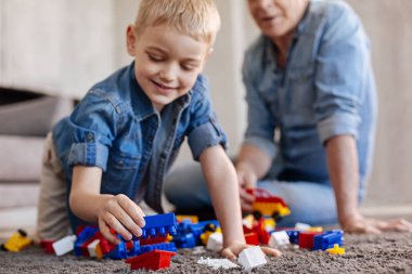 Birlikte parçaları koyarak yetenekli gözlemci çocuk