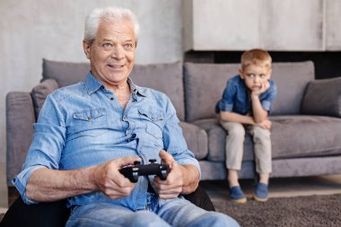 Üzgün meraklı çocuk için sıra bekliyor