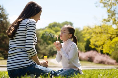 İki mutlu kadın kişi doğa üzerinde vakit