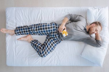 Hediye kutusu ile yatan huzurlu yakışıklı adam