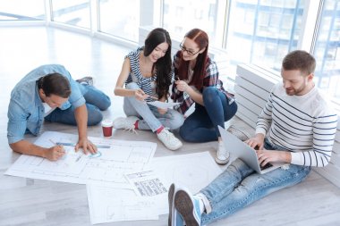 Mutlu pozitif meslektaşları takım içinde çalışma