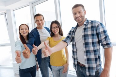 Ok belirtileri gösteren neşeli pozitif kişi