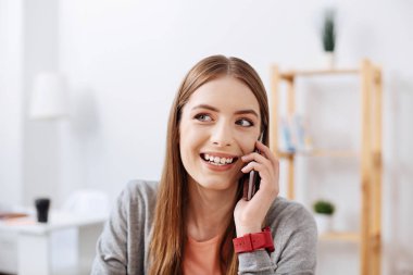 Sevimli parlak kadın arkadaşıyla konuşurken