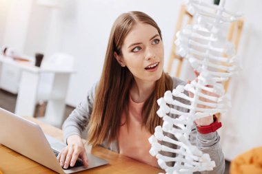 Genetik kod okuyan iddialı akıllı kız