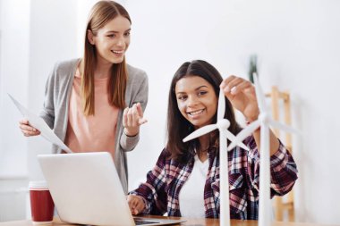 Onu öğrencilik bir soru soran genç hevesli kadın