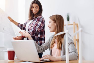 İki yetenekli mühendisleri bir ecofriendly enerji proje geliştirme