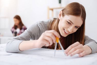 Bir aracı için ölçümleri kullanarak yetenekli yaratıcı kadın