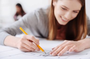 Çizim bir plan üzerinde çalışan yetenekli özel kadın