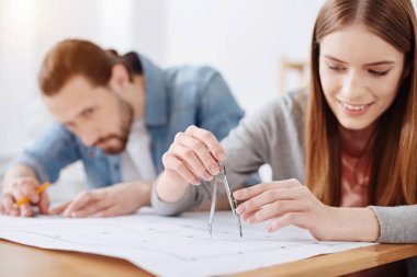 Bir plan için pergel kullanmaya güzel özel öğrenci