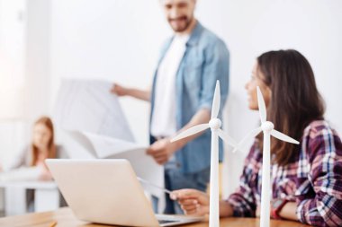 Grup yetenekli mühendis yeni yenilenebilir enerji kaynakları oluşturma