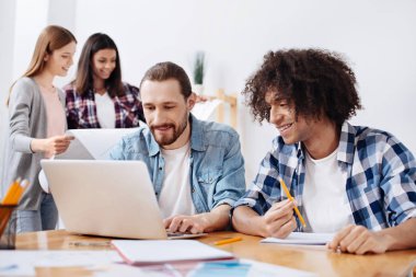 Grup genç mühendis yeni heyecan verici projeler üzerinde çalışma
