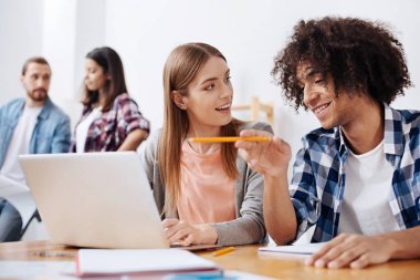 Onun arkadaş tavsiye veren tutkulu yaratıcı mühendis