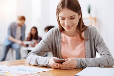 Sosyal ağları kullanarak çekici genç kadın