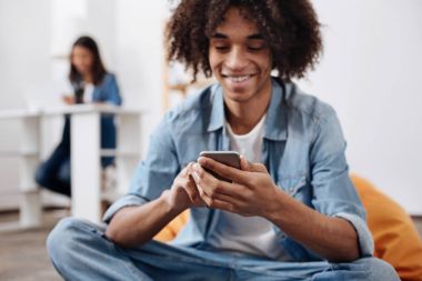 Pozitif geveze adam onun arkadaşlarınızla çevrimiçi sohbet