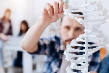 Genişlemiş genom modeli dokunmadan akıllı meraklı adam