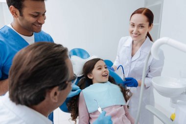 Mutlu stajyer onun akıl hocası için yardım