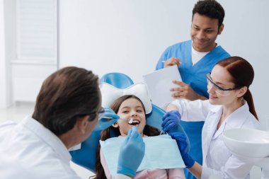 Deneyimli stomatologist diş check-up yapıyor