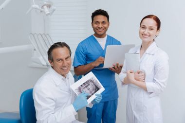 Tür stomatologist gösteren farklı örnekler