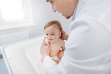 Hassas mükemmel çocuk doktoru dikkatle kontrol hastası