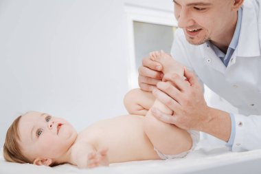 Gülümseyen yetkili çocuk doktoru hastası ile hayran