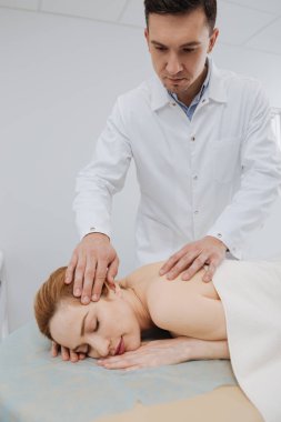 Onun hasta relax yardımcı nitelikli bilge doktor